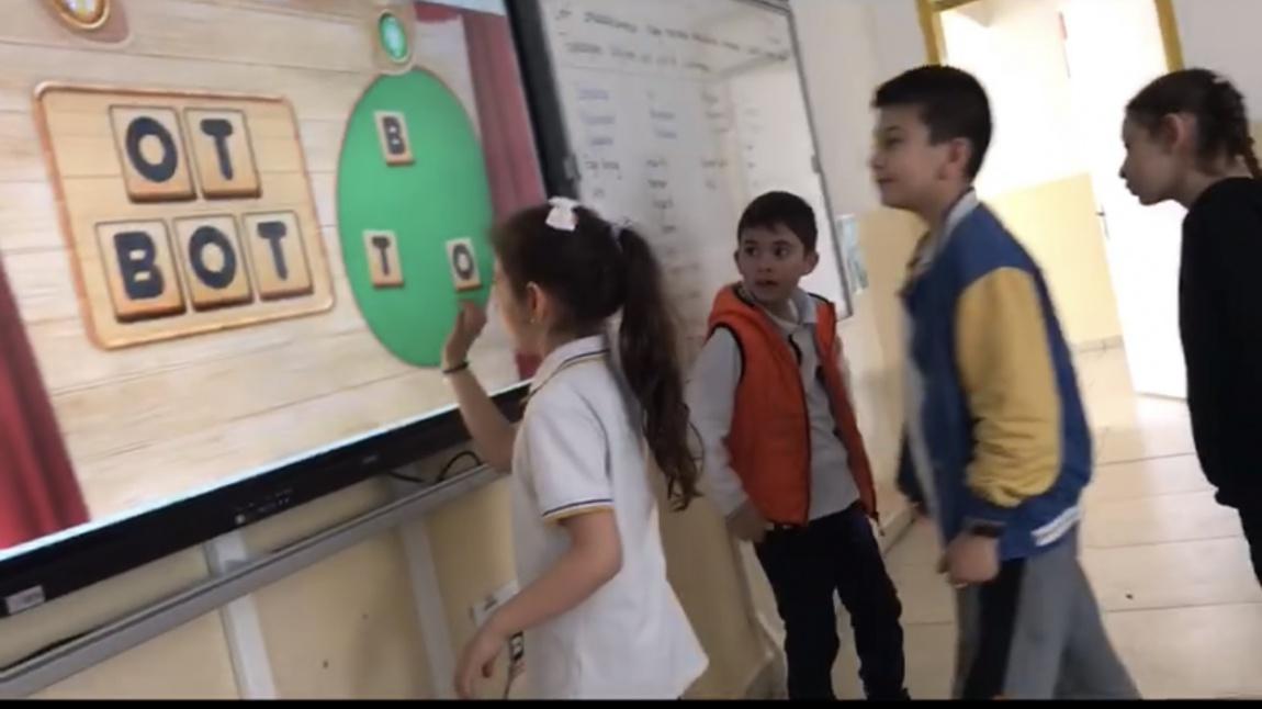 2/D Sınıfı Öğrencileri Türkçe dersi konusu kelime türetmeyi, Akıllı Tahtalarında “Kelime Bulma Oyunu” ile eğlenerek pekiştirdiler.