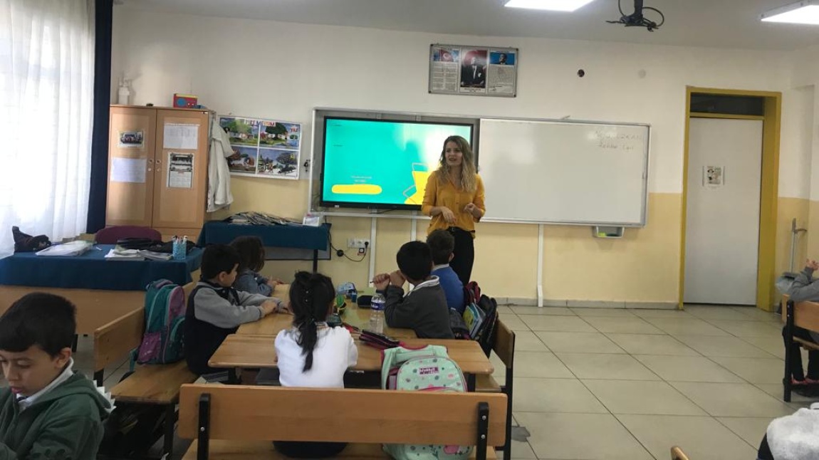 Rehber öğretmenimiz Nejla Özkan 2 A sınıfı öğrencilerine iletişim konusunda bilgi veriyor.Kendisine teşekkür ederiz …